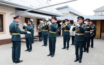Концерт под окнами ветеранов