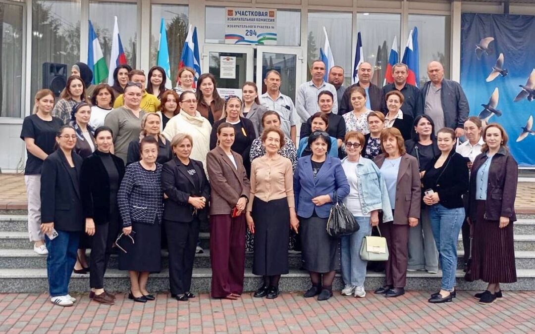 Сотрудники учреждений муниципальных районов и городских округов Кабардино-Балкарской Республики организуют коллективные выходы на избирательный участок, чтобы отдать свои голоса за понравившихся кандидатов и партии на выборах депутатов в Государственную Думу РФ IX созыва и органы местного самоуправления КБР
